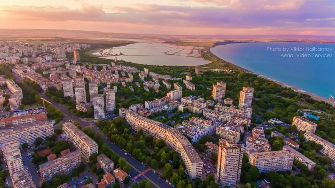 Reni'S Apartment-With Private Parking In Center Burgas Esterno foto